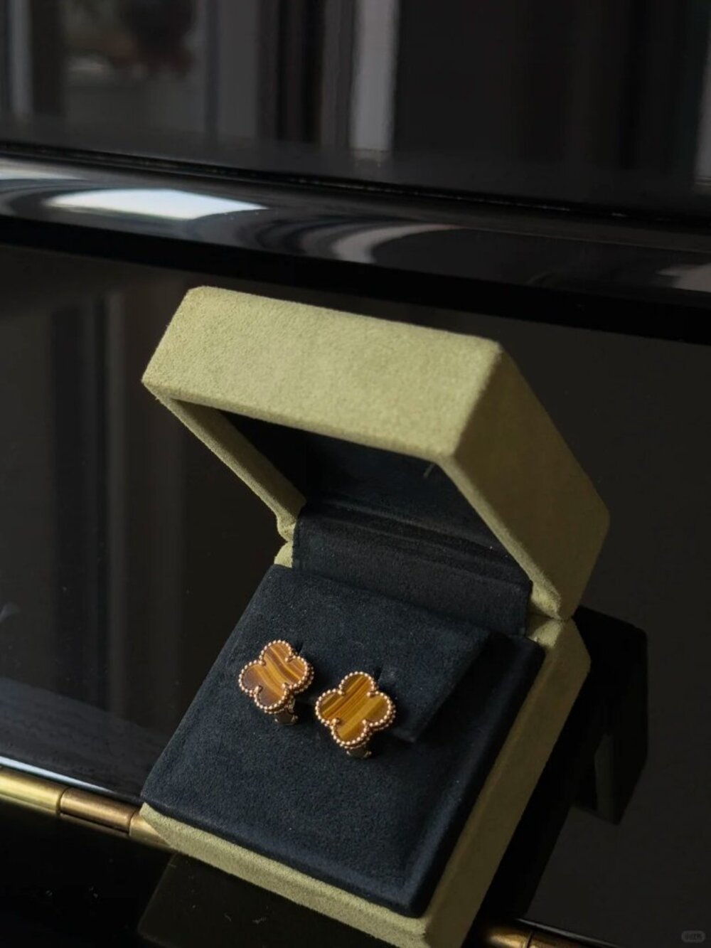 Authentic Van Cleef & Arpels 18K Yellow Gold Earrings - Picture 3 of 6
